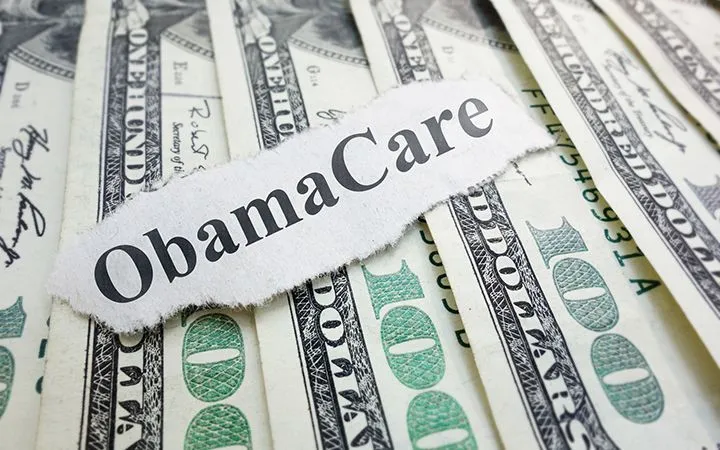 Власти отменили 315 тысяч полисов Obamacare