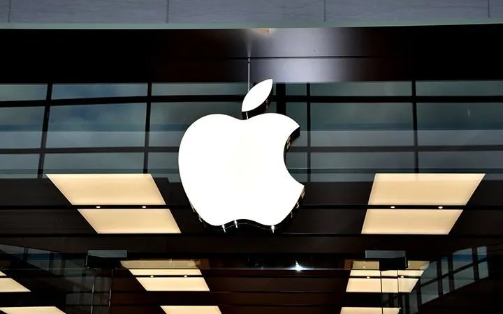 Apple представила первый в истории складной iPhone