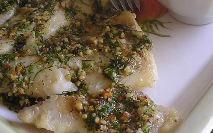 Рыба с травами, лимоном и грецкими орехами